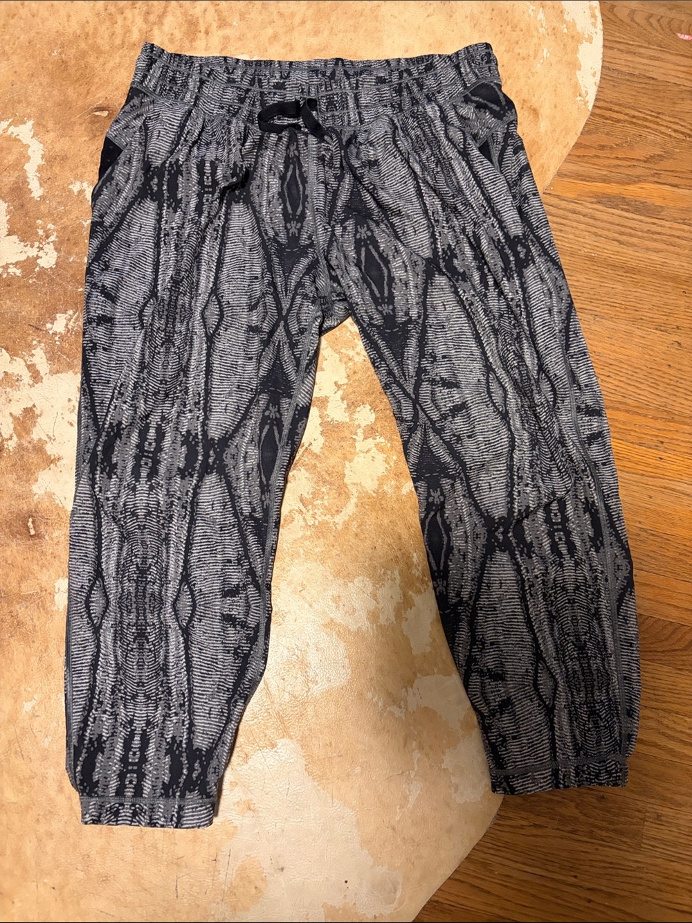 lululemon athletica Women's Black & Gray Patterned Jogger Pants